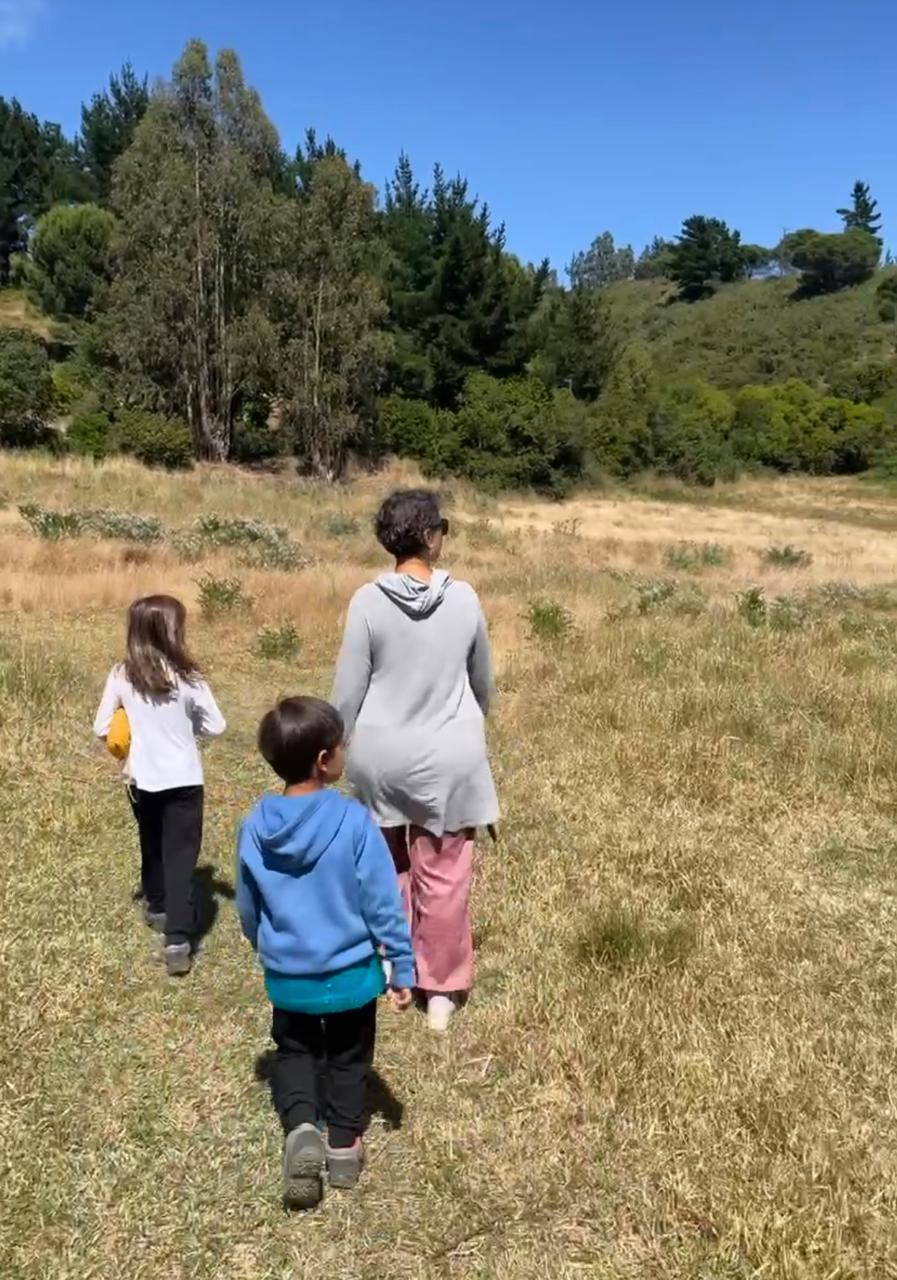 Caminando con mis hijos en la naturaleza