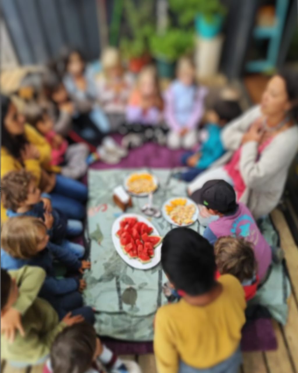 Niños en ronda en el jardín Waldorf