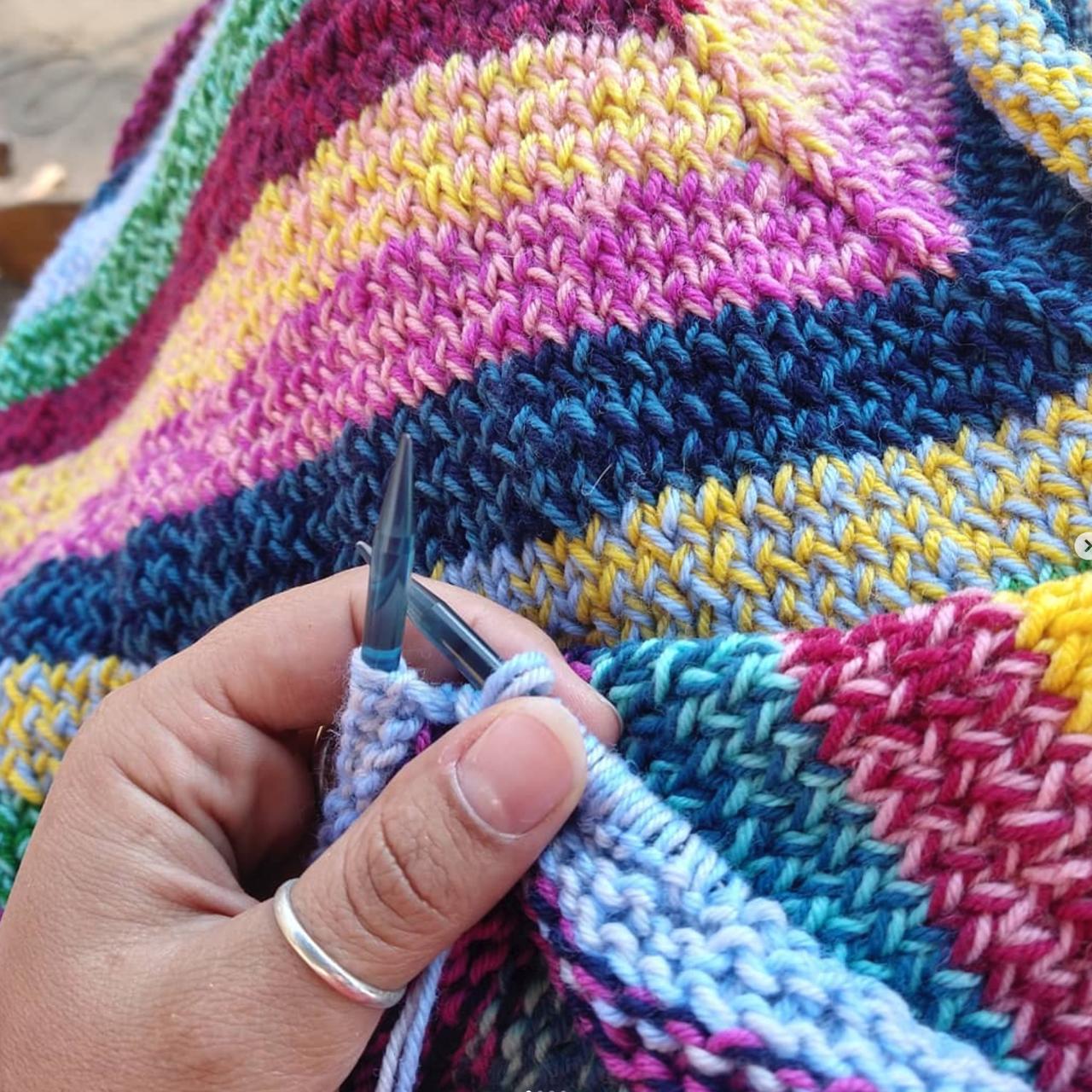 Tejiendo lana colorida